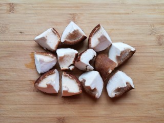 钵钵鸡,香菇洗干净切成小块。