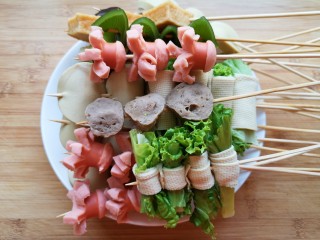 钵钵鸡,将所有煮熟的食材全部穿成串，煮熟的豆腐皮切成长条，将生菜叶卷起来穿成串。