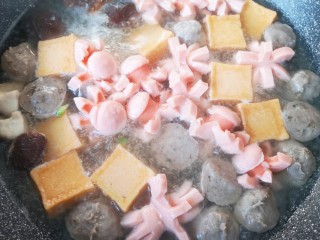 钵钵鸡,火锅丸子煮熟捞出晾凉备用。