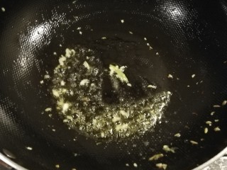 青椒炒豆皮,锅中留下底油继续加热。