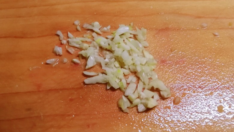 青椒炒豆皮,蒜切碎。