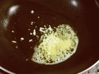 青椒炒豆皮,起油锅放入食用油加热，爆香蒜碎。