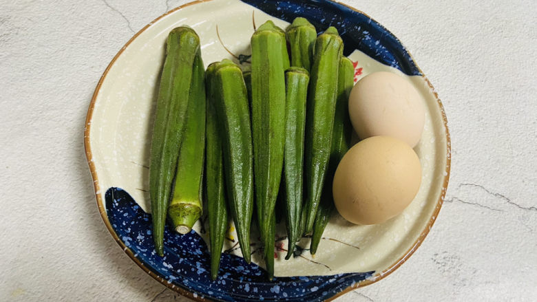 秋葵炒鸡蛋,准备好食材