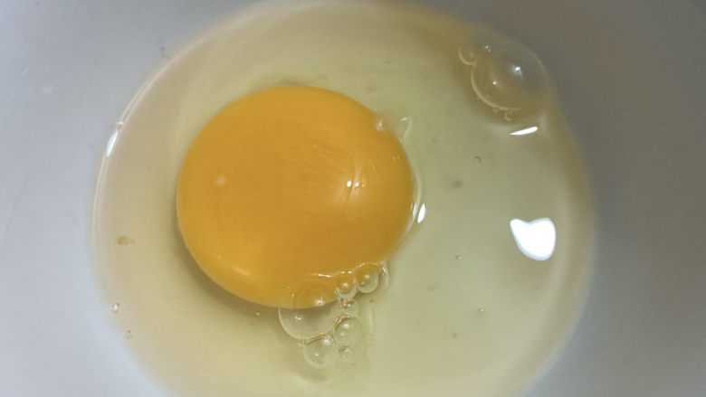 秋葵炒鸡蛋,准备一颗鸡蛋