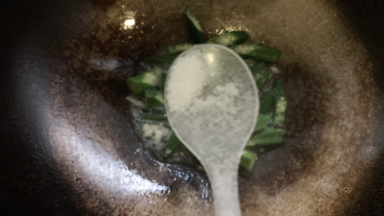 秋葵炒鸡蛋,并加适量盐翻炒均匀