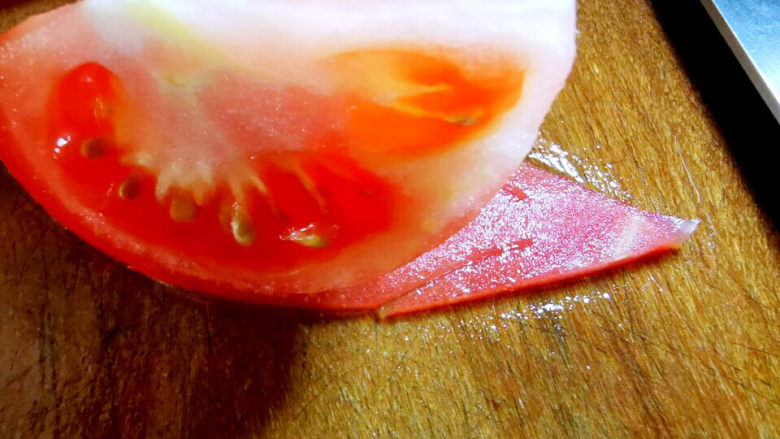 芝士泡面,西红柿切成小块，修个花边