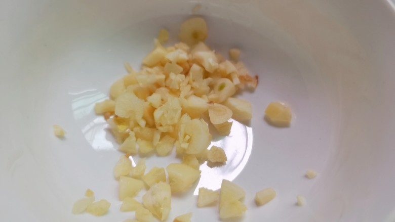 尖椒皮蛋,碗中放入蒜末