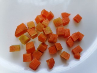什锦玉米粒,胡萝卜切成丁状
