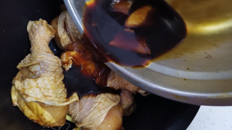 电饭锅焖鸡腿,再把腌鸡腿的汤倒入电饭锅