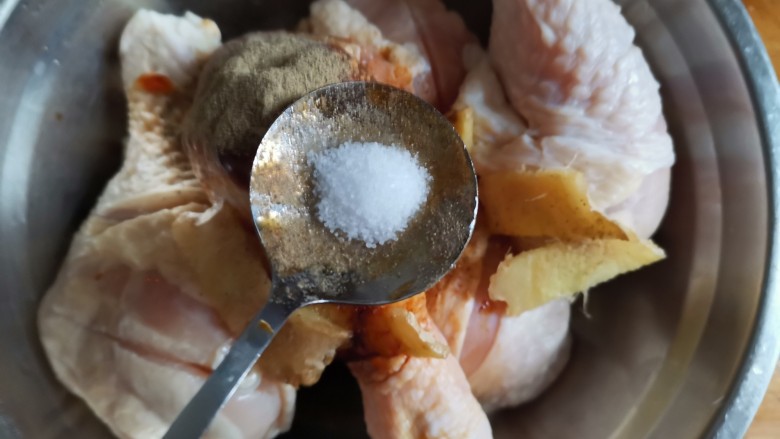 电饭锅焖鸡腿,加入少许盐