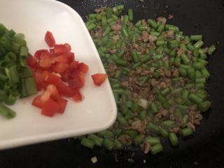 肉末豇豆,加入红椒葱叶翻炒一下起锅