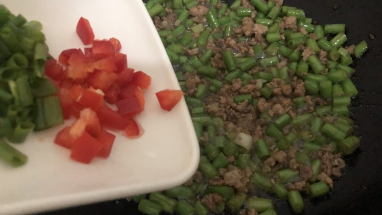 肉末豇豆,加入红椒葱叶翻炒一下起锅
