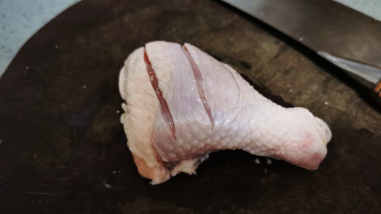 电饭锅焖鸡腿,划两刀容易熟