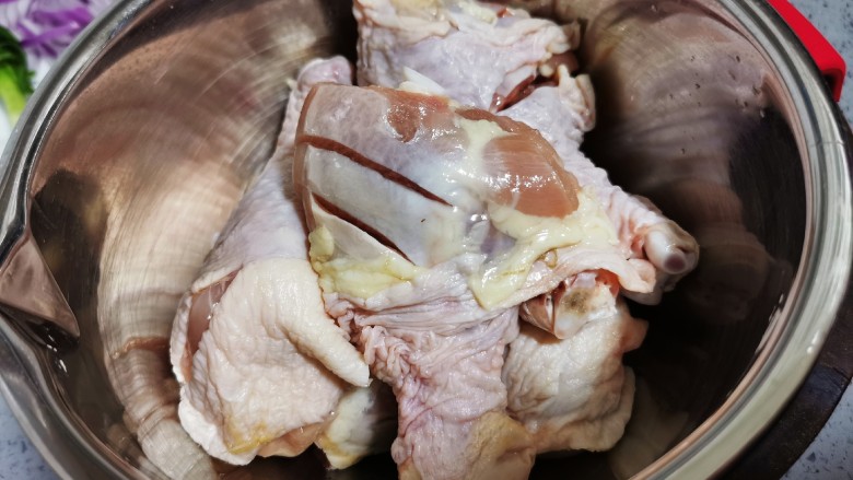 电饭锅焖鸡腿,将鸡腿盛入盆中