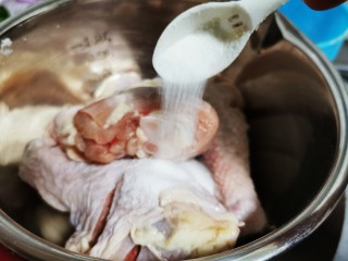 电饭锅焖鸡腿,依次加入盐