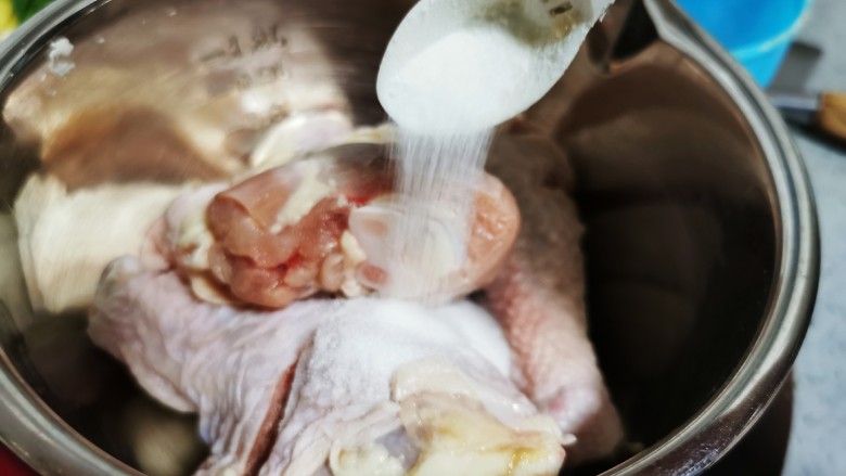 电饭锅焖鸡腿,依次加入盐