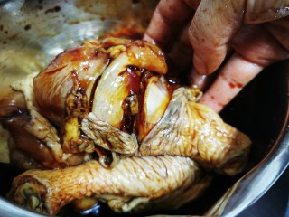 电饭锅焖鸡腿,用手抓捏均匀入味