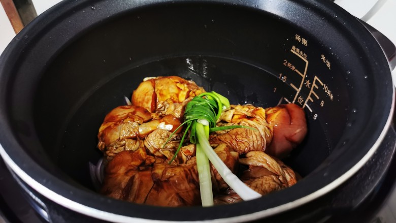 电饭锅焖鸡腿,放上小葱，盖上锅盖