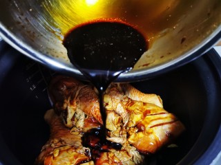 电饭锅焖鸡腿,再倒入腌制鸡腿的料汁