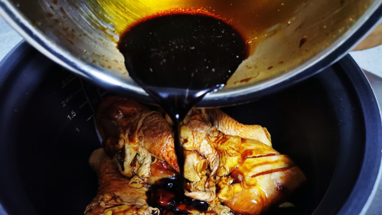 电饭锅焖鸡腿,再倒入腌制鸡腿的料汁