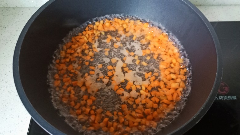 肉末豇豆,锅里水开放胡萝卜丁焯水一分钟。