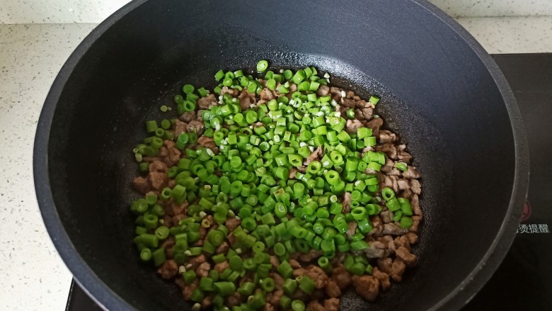 肉末豇豆,加入缸豆丁开大火翻炒片刻。