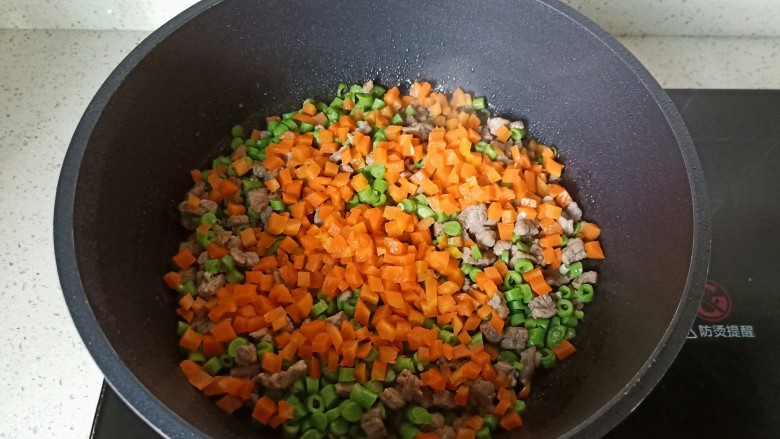 肉末豇豆,加入胡萝卜丁。