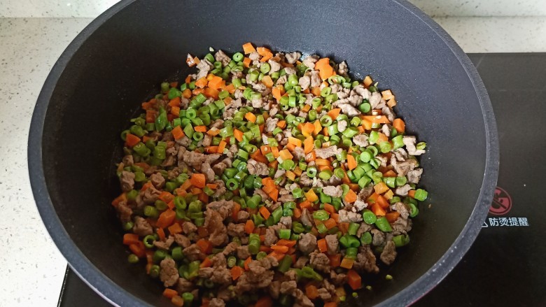 肉末豇豆,加上盐半勺翻炒均匀即可出锅。