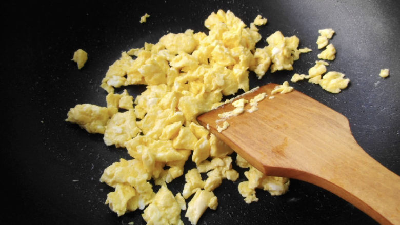秋葵炒鸡蛋,鸡蛋稍微炒碎一点，如果喜欢吃大块的就不要炒太碎。鸡蛋摊好就盛出来备用。