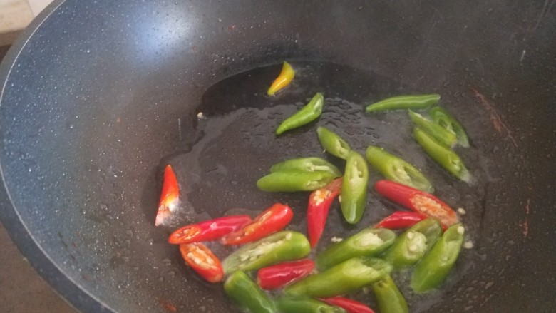 青椒炒豆皮,放入青红椒。