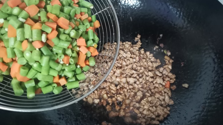 肉末豇豆,放入豇豆胡萝卜翻炒均匀，加入少许温水烧1分钟即可