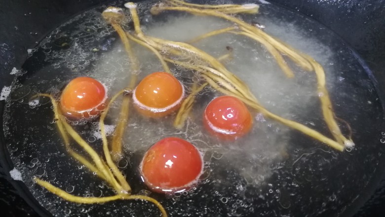芝士泡面,加适量开水，加小番茄煮开。