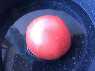 芝士泡面,西红柿放开水里煮一下。
