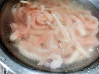 萝卜干炒肉,用水冲洗至发白