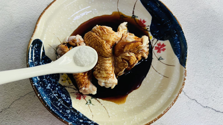 电饭锅焖鸡腿,适量白糖和胡椒粉