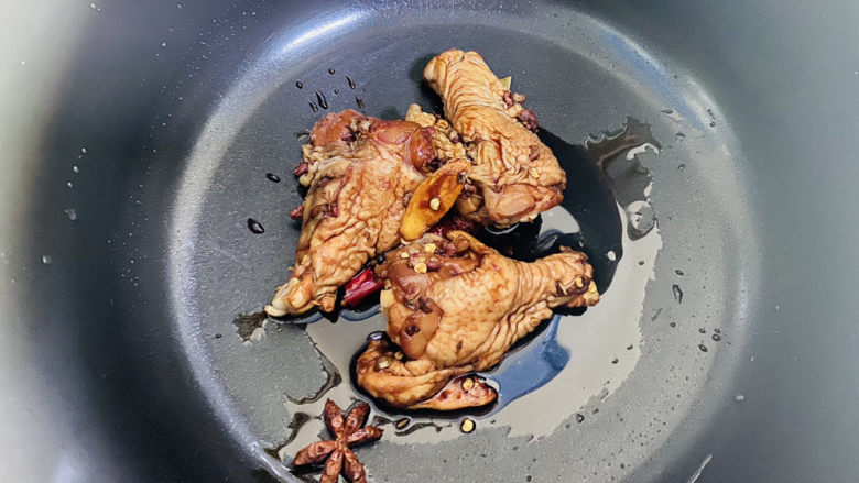 电饭锅焖鸡腿,将腌制好的鸡腿放入电饭煲内胆中，摁煮饭功能键约40分钟