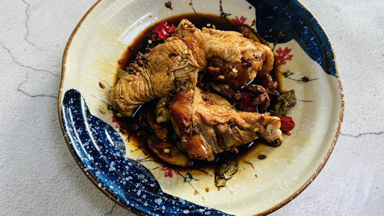 电饭锅焖鸡腿,用手抓匀腌制两小时或是一晚上