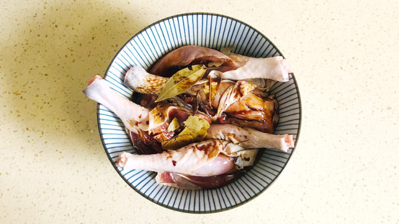 电饭锅焖鸡腿,静置腌制入味，最少腌制半个小时