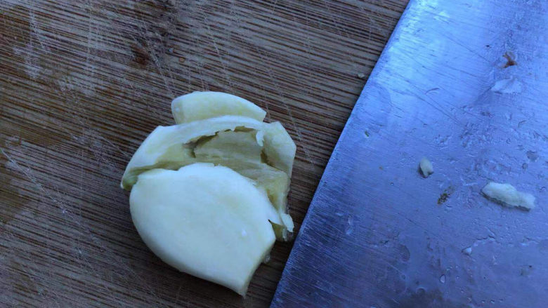 尖椒皮蛋,蒜瓣碾压碎。