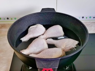 电饭锅焖鸡腿,鸡腿冷水下锅，烧开后煮两分钟捞出，用温水冲洗干净。