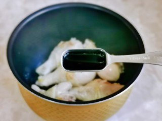 电饭锅焖鸡腿,加入酱油。