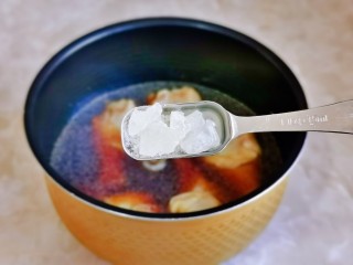 电饭锅焖鸡腿,加入1碗纯净水，加冰糖。