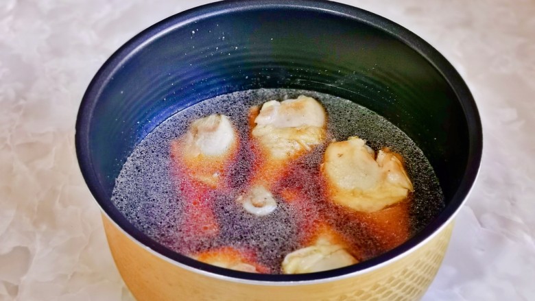 电饭锅焖鸡腿,水量可以自己掌握，不喜欢汤汁少放一点，放入电饭煲中，启动煮饭模式。