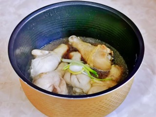 电饭锅焖鸡腿,加入葱姜蒜。