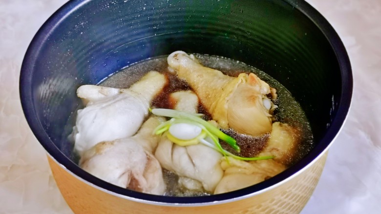 电饭锅焖鸡腿,加入葱姜蒜。