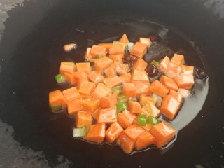 什锦玉米粒,放入胡萝卜丁，文火翻炒均匀。