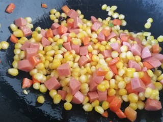 什锦玉米粒,放入玉米粒，文火翻炒均匀。