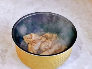 电饭锅焖鸡腿,结束后加入盐。