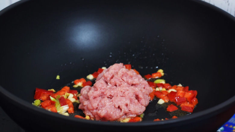 肉末豇豆,放入猪肉翻炒至变色变白，炒散