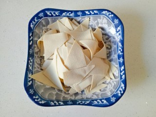 青椒炒豆皮,豆皮切成三角片